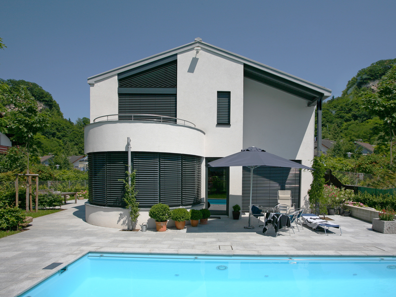 Modernes Einfamilienhaus mit dunkel grauen Raffstoren Modernes Einfamilienhaus mit dunkel grauen Raffstoren