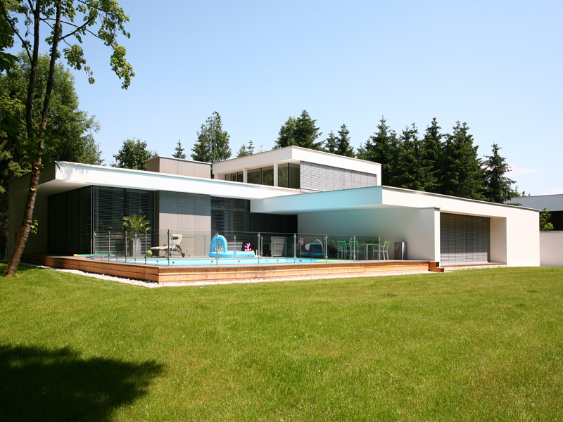 Großflächig angelegte Villa mit dazu passende Raffstoren Großflächig angelegte Villa mit dazu passende Raffstoren