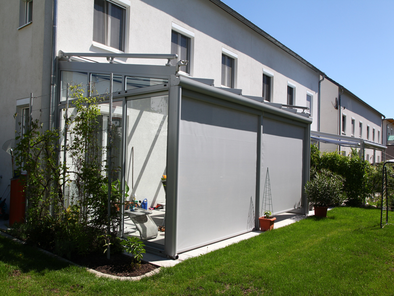Reihenhaus mit Stoffstoren Reihenhaus mit Stoffstoren